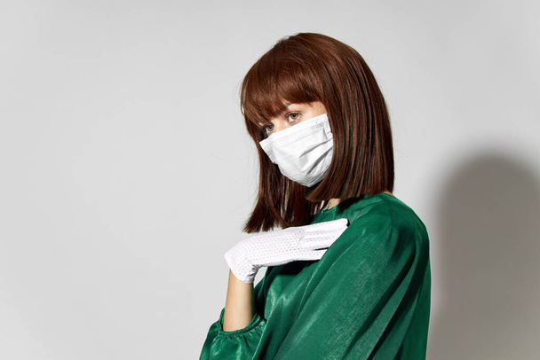  Moda coronavirus femminile, modello in posa con guanti e maschera protettiva medica - Foto, immagini