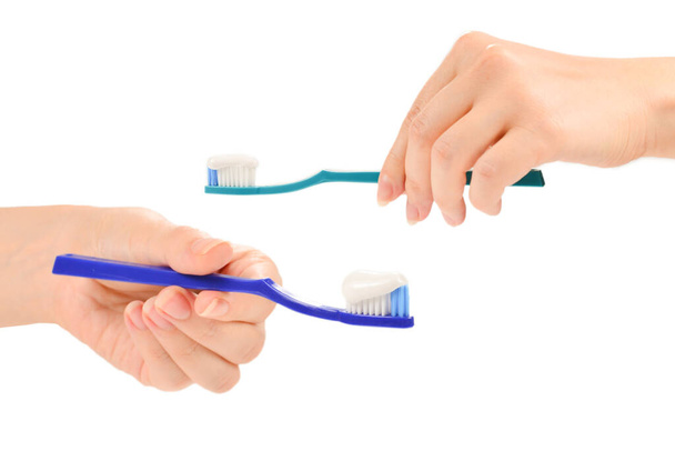 Nainen pitää hammasharjaa hammastahna kädessään eristettynä valkoisella pohjalla. - Valokuva, kuva