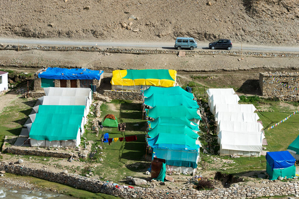 Ladakh, India - Campamento turístico en el lago Tso Moriri en la meseta de Changthang, Ladakh, Jammu y Cachemira, India. Forma parte de la Convención de Ramsar - Tsomoriri. - Foto, Imagen