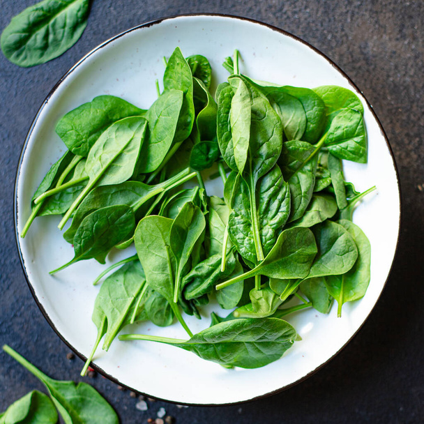 σαλάτα σπανάκι πράσινα ζουμερά φύλλα σαλάτα βιολογικό μέγεθος σερβιρίσματος φυσικό top view χώρο αντιγραφής για τη διατροφή κειμένου ωμό φαγητό φόντο ρουστίκ - Φωτογραφία, εικόνα