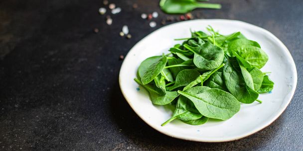 Spinat Salat grün saftig Blätter Bio-Salat Serviergröße natürliche Ansicht kopieren Raum für Text Ernährung Rohkost Hintergrund rustikal - Foto, Bild