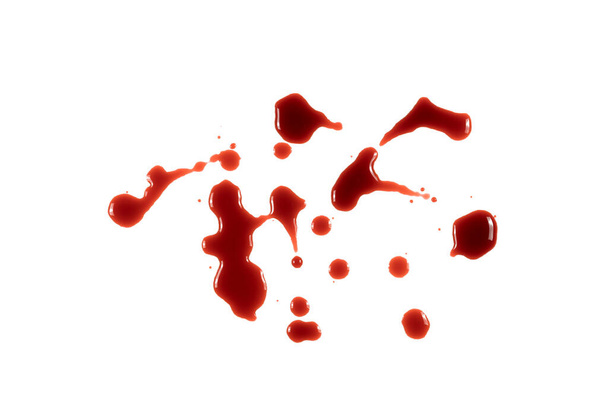Nahaufnahme Tropfen roten Blutes isoliert auf weißem Hintergrund, abstraktes Muster - Foto, Bild