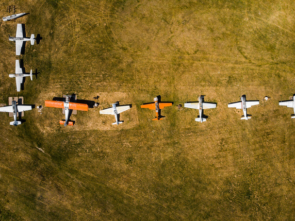 Samoloty do wykonywania lotów szkoleniowych na lotnisku z widokiem z góry - Zdjęcie, obraz