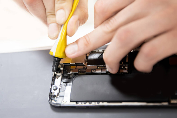 Proceso de aplicación de silicona para sellar y reparar el teléfono móvil al reemplazar la pantalla - Foto, imagen
