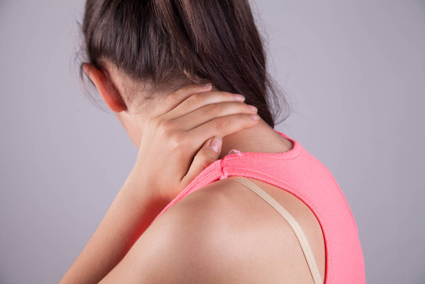 Mujer joven sufriendo dolor de cuello. - Foto, Imagen