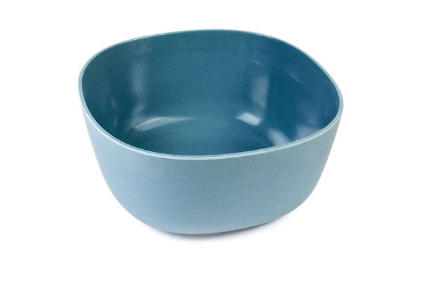 Leere blau-graue Plastiksalatschüssel auf weißem Hintergrund - Foto, Bild