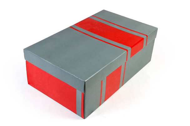 Grau mit rotem Schuhkarton mit geschlossenem Deckel auf weißem Hintergrund - Foto, Bild