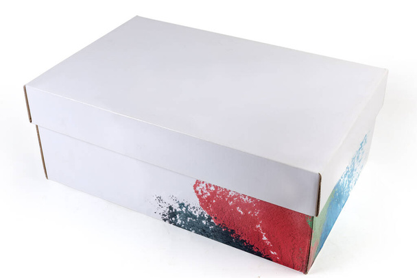 Schuhschachtel aus weißem Karton mit geschlossenem Deckel auf weißem Hintergrund - Foto, Bild