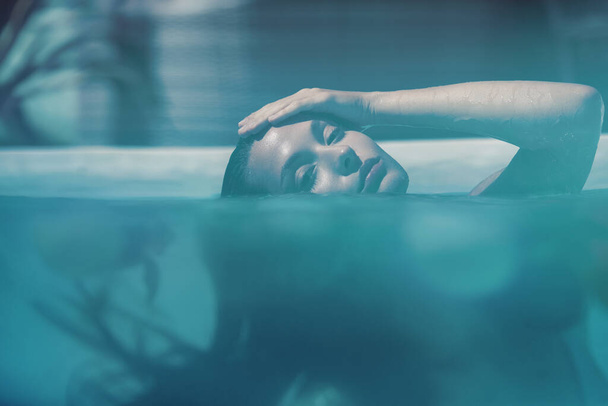 Retrato de mulher bonita na piscina. Menina Relaxante no SPA. - Foto, Imagem