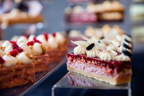 Exposição de obras de alta cozinha doce do chef de pastelaria, bolos de chocolate com frutas frescas e bagas - Foto, Imagem