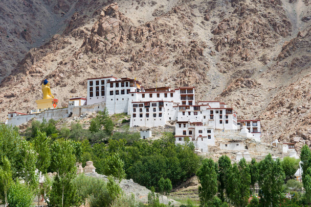 Ladakh, Indie - Klasztor Likir (Likir Gompa) w Ladakh, Jammu i Kaszmirze, Indie. Klasztor został przebudowany w 1065 roku.. - Zdjęcie, obraz