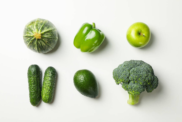 Friss zöldségek és gyümölcsök fehér háttérrel, felülnézet - Fotó, kép
