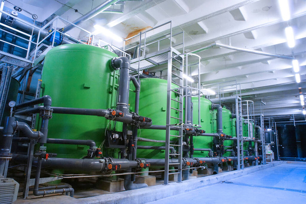 резервуары для очистки воды на промышленной электростанции - Фото, изображение