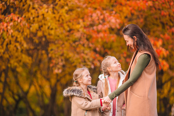 Mała dziewczynka z mamą na zewnątrz w parku w jesienny dzień - Zdjęcie, obraz