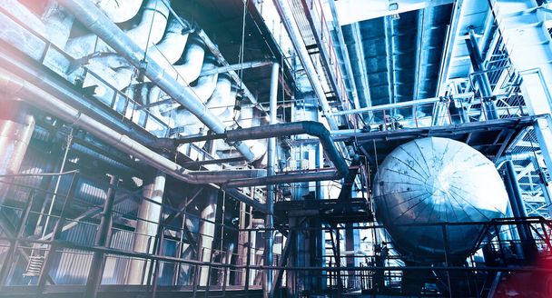 Zona industrial, tuberías de acero, válvulas y escalera - Foto, imagen