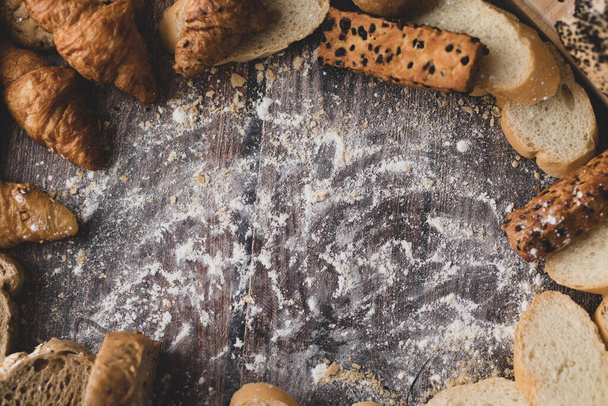 Pane e polvere di pasticceria su un tavolo di legno e spazio per l'immissione di testo - Foto, immagini