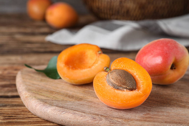 Delicious fresh ripe apricots on wooden table, closeup - Fotoğraf, Görsel