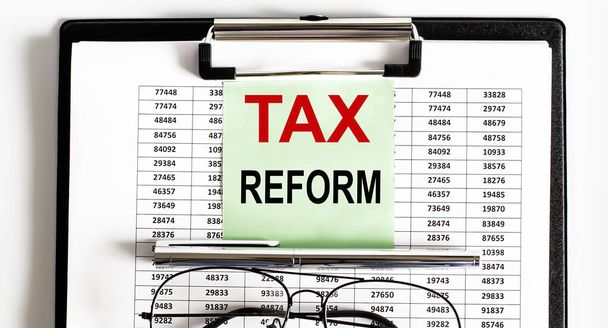 Κλείσιμο της προθεσμίας φορολόγησης με τη φορολογική μεταρρύθμιση και τα γυαλιά - Φωτογραφία, εικόνα