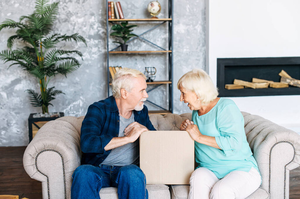 Senior couple is unpacking a shipping - Foto, Imagen