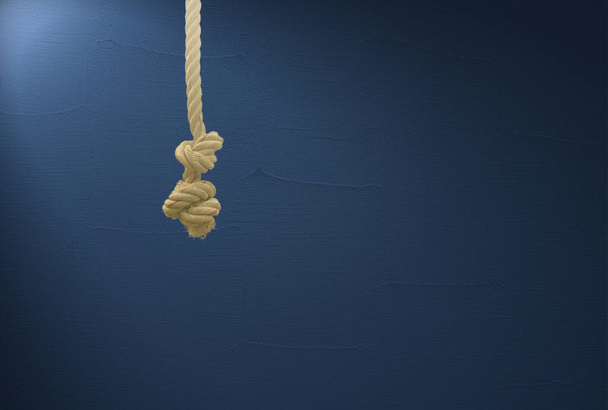 Abstraktes geknüpftes Seil hängt von oben isoliert auf blauem Hintergrund - Foto, Bild