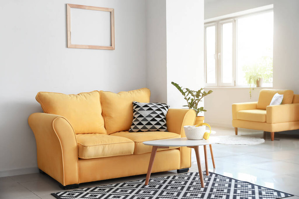 Интерьер современной однокомнатной квартиры с удобным диваном - Фото, изображение