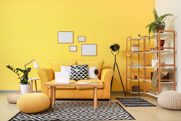 Interno di camera moderna con comodo divano - Foto, immagini