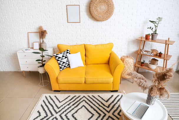 Belső tér modern szoba kényelmes kanapéval - Fotó, kép