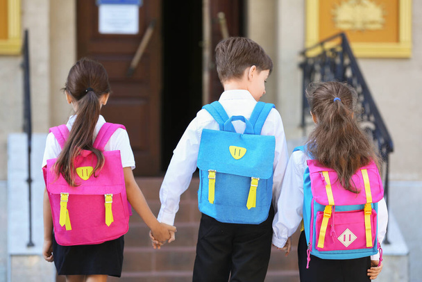 Маленькие ученики идут в школу - Фото, изображение