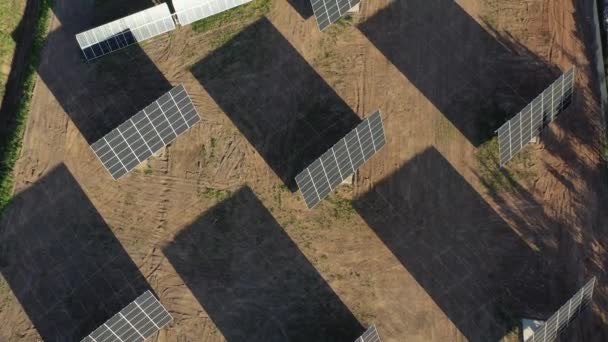 Беспилотник пролетает над новой маленькой солнечной электростанцией в провинции, вид с воздуха - Кадры, видео