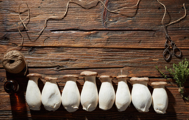Свежие собранные королевские устричные грибы на дереве - Фото, изображение