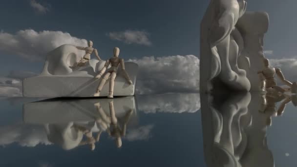 Twee gipskoppen fragmenten, houten kunstenaar model poppen op spiegel en wolken beweging, conceptuele tijdsverloop - Video