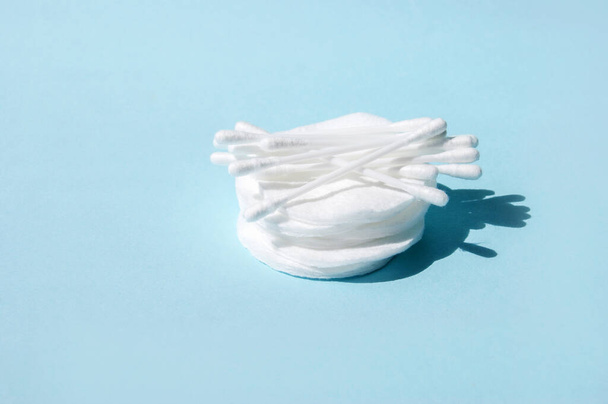 Nettoyer les boutons de coton sur plusieurs tampons de coton. Des boutons en coton pour nettoyer les oreilles et des tampons en coton pour démaquiller et laver. Soins du corps et du visage. - Photo, image