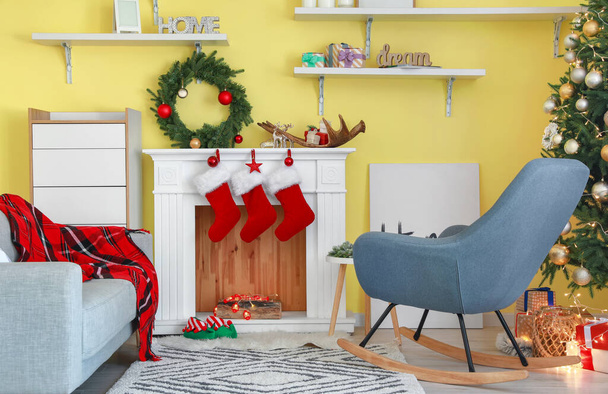 Интерьер красивой гостиной оформлен на Рождество - Фото, изображение