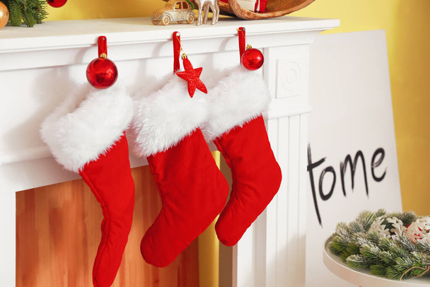 Takka sukat olohuoneessa koristeltu jouluksi - Valokuva, kuva