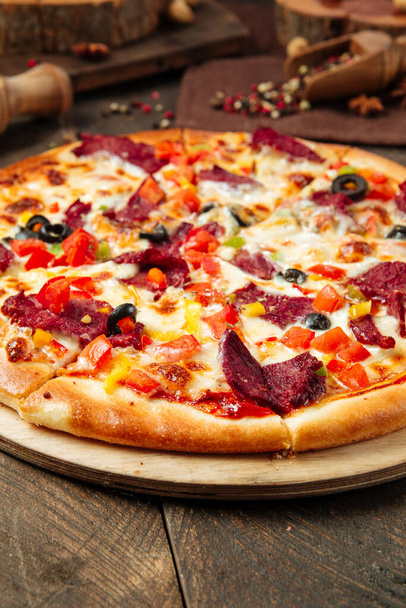 Pizzan lähikuva savustetulla naudanlihalla ja vihanneksilla - Valokuva, kuva
