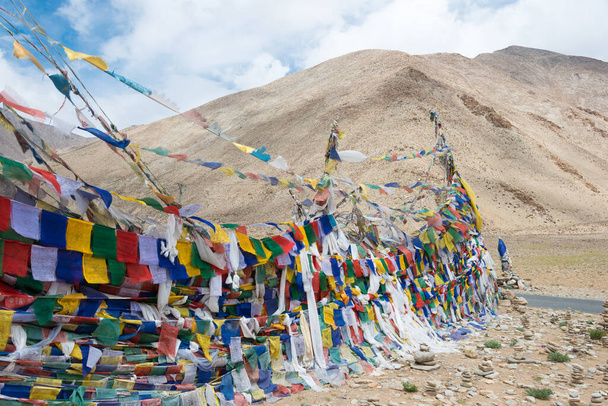Ladakh, Indien - Tibetische Gebetsfahne am Kiagar La Pass in Ladakh, Jammu und Kaschmir, Indien. Kiagar La liegt auf einer Höhe von rund 4843 m über dem Meeresspiegel. - Foto, Bild