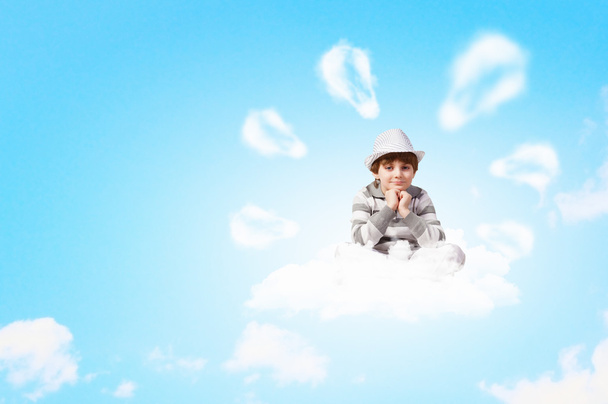Niño sentado en la nube
 - Foto, imagen