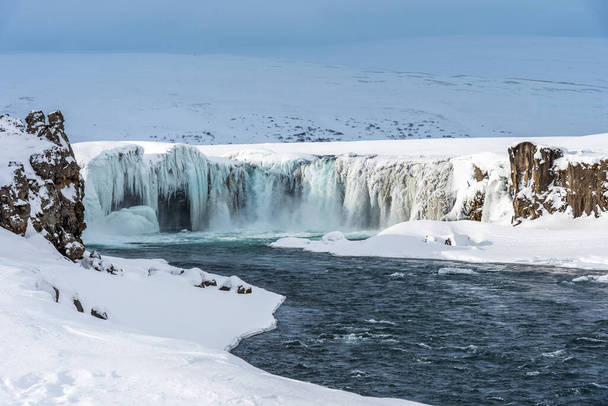Scenic Winter Ansicht des Godafoss Wasserfall in Island. Malerische Winterlandschaft mit gefrorenem Wasserfall in Island. - Foto, Bild