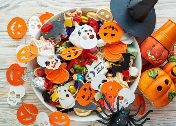 Halloween Jack o Lantern candy bowl with pumpkin sweets, candy and halloween cookies Trick or Treat - Foto, immagini