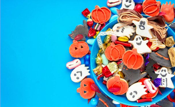 Halloween Jack o Lantern candy bowl with pumpkin sweets, candy and halloween cookies Trick or Treat - Valokuva, kuva