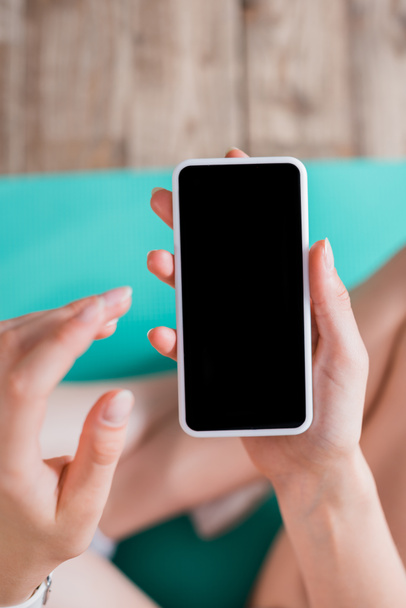 Selektywne skupienie kobiety z telefonem komórkowym z pustym ekranem - Zdjęcie, obraz
