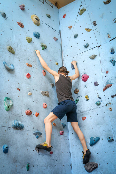 Képzés, hegymászás a fedett mászófallal tizenéves fiú - Fotó, kép