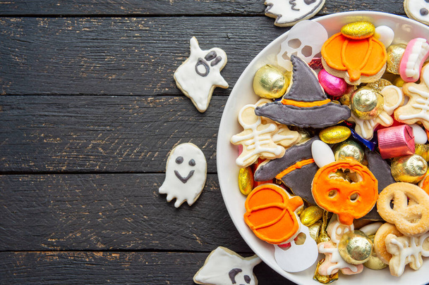 Halloween Jack o Lantern candy bowl with pumpkin sweets, candy and halloween cookies Trick or Treat - Foto, immagini
