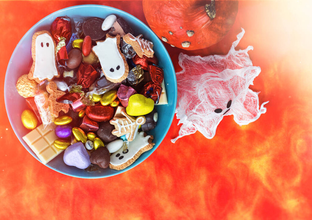 Halloween Jack o Lantern candy bowl with pumpkin sweets, candy and halloween cookies Trick or Treat - Фото, зображення