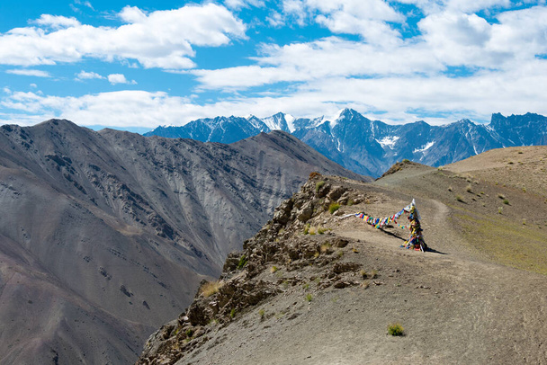 Ladakh, India - Mebtak La Pass 3840m uitzicht van tussen Hemis Shukpachan en Tingmosgang (Temisgam) in Sham Valley, Ladakh, Jammu en Kasjmir, India. - Foto, afbeelding