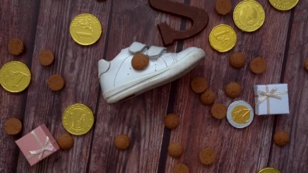 Néerlandais vacances Sinterklaas fond. Rotation chaussures pour enfants, carottes pour le cheval du Père Noël, cadeaux, bonbons traditionnels pepernoten et lettre chocolat. Schoentje zetten concept. Vidéo 4k - Séquence, vidéo