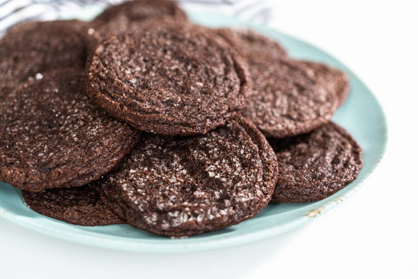 Φρεσκοψημένα σοκολατένια μπισκότα σε μπλε πιάτο. - Φωτογραφία, εικόνα