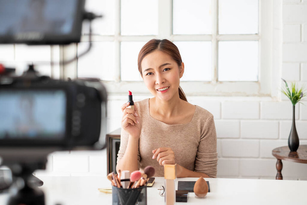 Mulher asiática beleza blogger / vlogger ensino para maquiagem tutorial cosmético via internet transmissão online transmissão ao vivo - Foto, Imagem