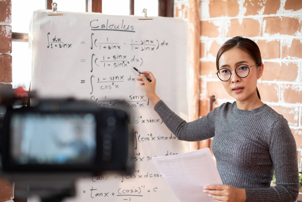 Вчителька азіатської жінки викладає онлайн-навчання через Інтернет вдома, самовивчення та електронне навчання нової нормальної концепції - Фото, зображення