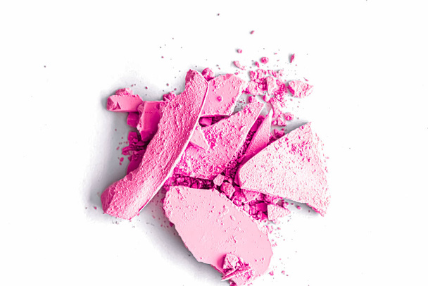 Rosa ombretto polvere come trucco tavolozza primo piano isolato su sfondo bianco, cosmetici schiacciati e texture di bellezza - Foto, immagini